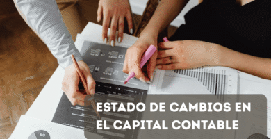 Documentos contables y estados financieros sobre escritorio representando análisis de capital contable