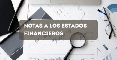 Lupa sobre documentos financieros con gráficas y datos de análisis bursátil representando las notas a los estados financieros