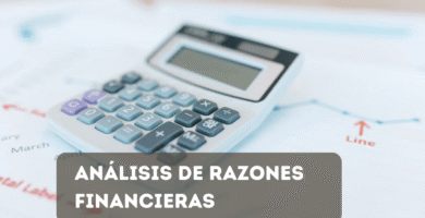 Calculadora sobre documentos financieros con gráficas de análisis de datos y razones financieras