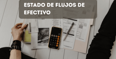 Calculadora y documentos financieros sobre escritorio representando análisis de flujos de efectivo
