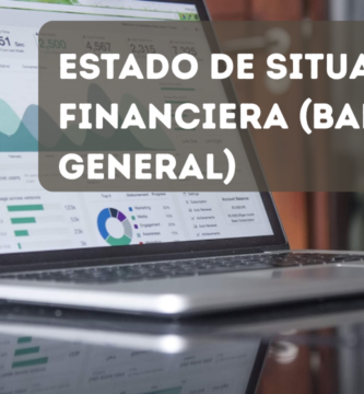 Computadora portátil mostrando gráficos y datos financieros en un tablero de análisis representando el estado de situación financiera