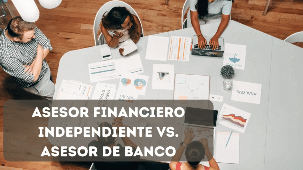 Asesor financiero en reunión con cliente revisando portafolio de inversión sobre documentos y tablet en oficina