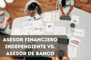 Asesor financiero en reunión con cliente revisando portafolio de inversión sobre documentos y tablet en oficina