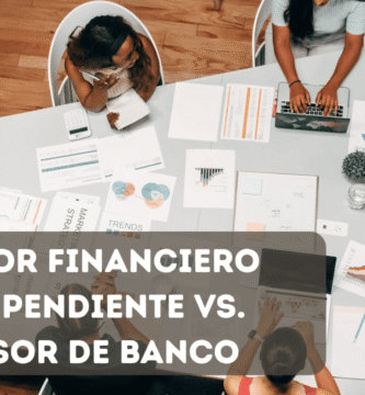 Asesor financiero en reunión con cliente revisando portafolio de inversión sobre documentos y tablet en oficina