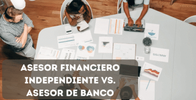 Asesor financiero en reunión con cliente revisando portafolio de inversión sobre documentos y tablet en oficina