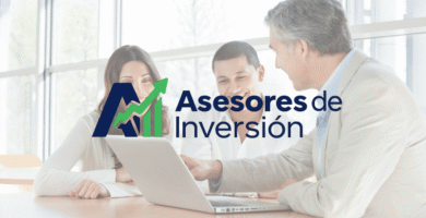 Un asesor dando consejo financiero y el logo de asesores de inversión encima