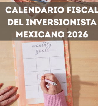 Persona anotando fechas en un calendario de escritorio para planeación del calendario fiscal del inversionista mexicano 2026