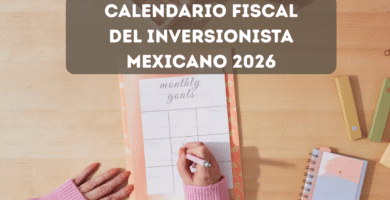 Persona anotando fechas en un calendario de escritorio para planeación del calendario fiscal del inversionista mexicano 2026