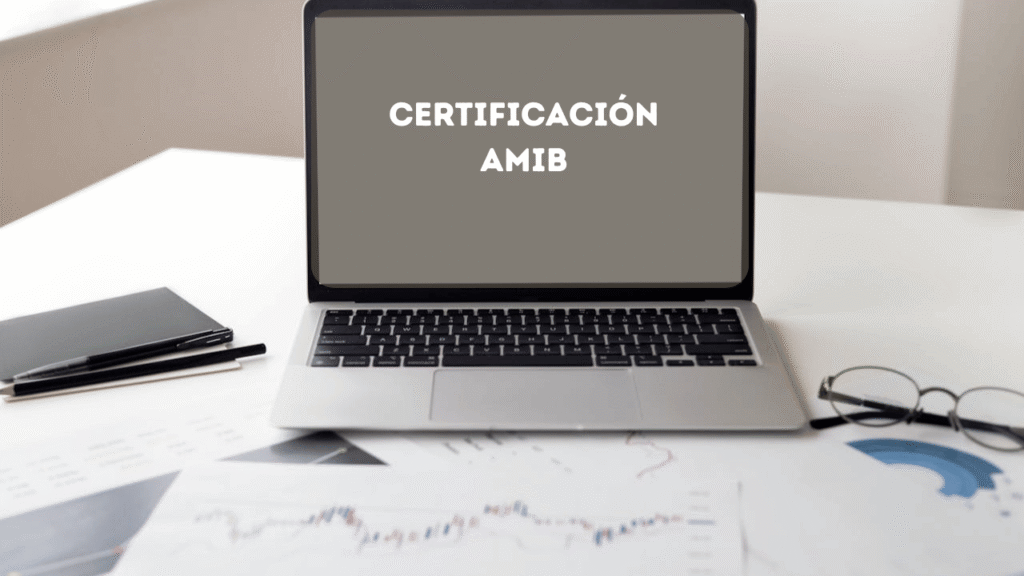 Profesional analizando datos financieros en laptop representando la preparación para obtener la certificación AMIB en México