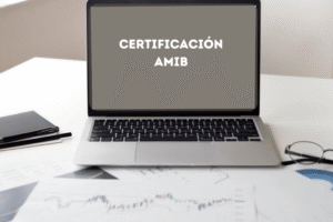 Profesional analizando datos financieros en laptop representando la preparación para obtener la certificación AMIB en México