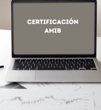 Profesional analizando datos financieros en laptop representando la preparación para obtener la certificación AMIB en México