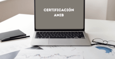 Profesional analizando datos financieros en laptop representando la preparación para obtener la certificación AMIB en México