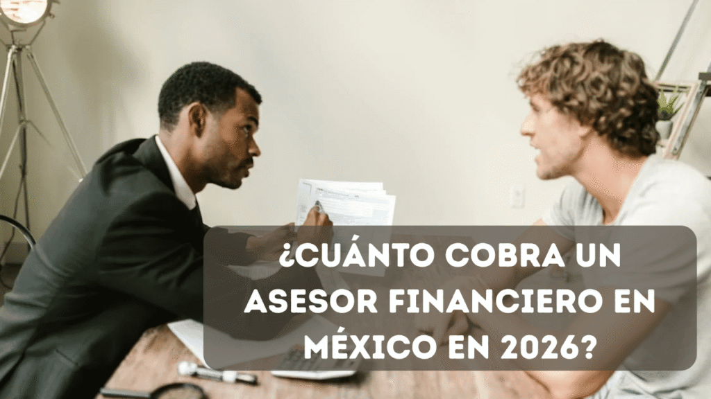 Asesor financiero mostrando documentos a su cliente sobre escritorio en oficina — representando honorarios y modelos de cobro en México