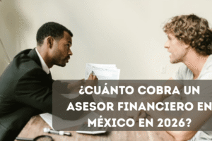Asesor financiero mostrando documentos a su cliente sobre escritorio en oficina — representando honorarios y modelos de cobro en México