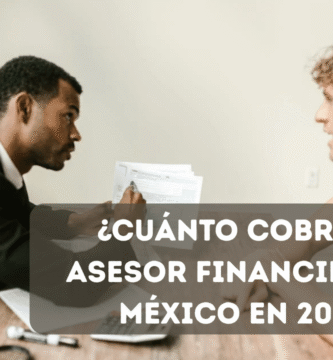 Asesor financiero mostrando documentos a su cliente sobre escritorio en oficina — representando honorarios y modelos de cobro en México