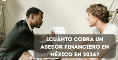 Asesor financiero mostrando documentos a su cliente sobre escritorio en oficina — representando honorarios y modelos de cobro en México
