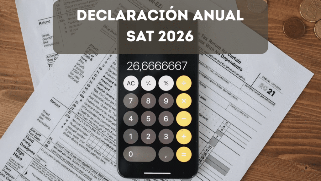 Formularios fiscales con calculadora sobre superficie de madera para la declaración anual del SAT
