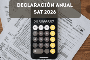 Formularios fiscales con calculadora sobre superficie de madera para la declaración anual del SAT