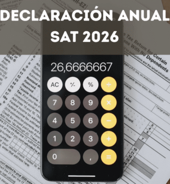 Formularios fiscales con calculadora sobre superficie de madera para la declaración anual del SAT