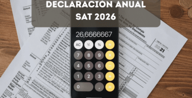 Formularios fiscales con calculadora sobre superficie de madera para la declaración anual del SAT