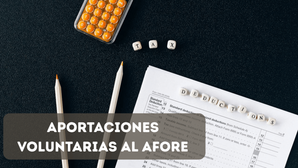 Documentos fiscales y calculadora sobre una mesa representando la deducción de aportaciones voluntarias al Afore
