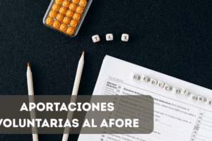Documentos fiscales y calculadora sobre una mesa representando la deducción de aportaciones voluntarias al Afore