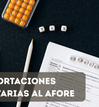 Documentos fiscales y calculadora sobre una mesa representando la deducción de aportaciones voluntarias al Afore
