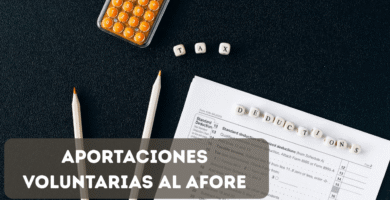 Documentos fiscales y calculadora sobre una mesa representando la deducción de aportaciones voluntarias al Afore