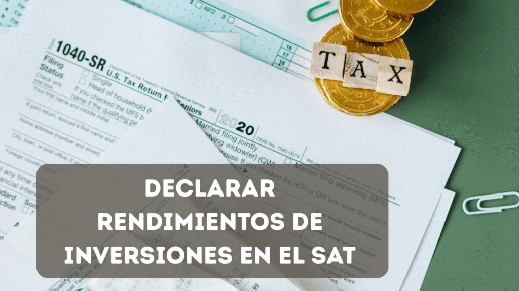 Documentos fiscales y monedas sobre escritorio representando declaración de inversiones ante el SAT