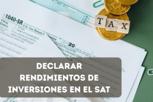 Documentos fiscales y monedas sobre escritorio representando declaración de inversiones ante el SAT