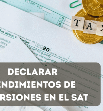 Documentos fiscales y monedas sobre escritorio representando declaración de inversiones ante el SAT