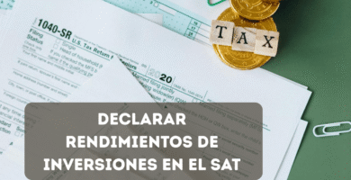 Documentos fiscales y monedas sobre escritorio representando declaración de inversiones ante el SAT