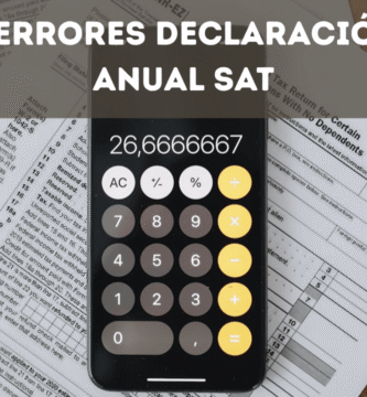 Calculadora sobre formularios fiscales representando errores comunes en la declaración anual SAT México