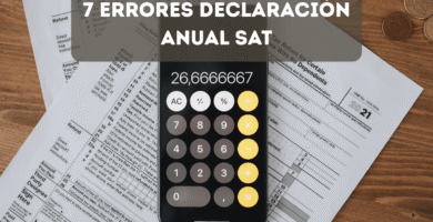 Calculadora sobre formularios fiscales representando errores comunes en la declaración anual SAT México
