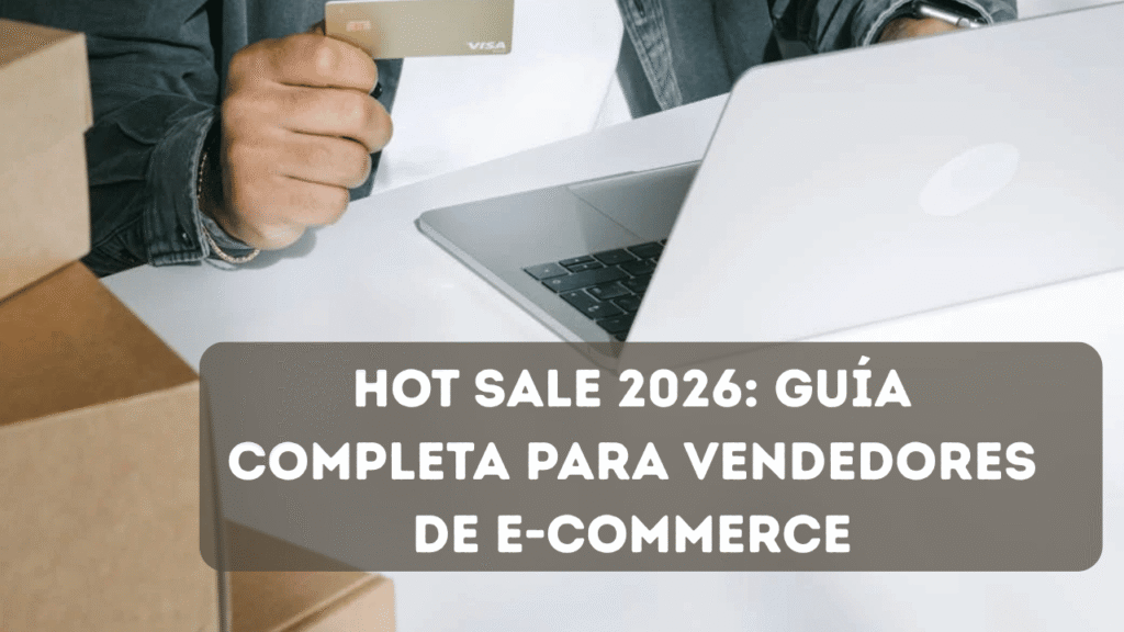 Persona comprando online con laptop y tarjeta de crédito rodeada de cajas de envío durante el Hot Sale en México