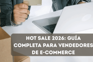 Persona comprando online con laptop y tarjeta de crédito rodeada de cajas de envío durante el Hot Sale en México