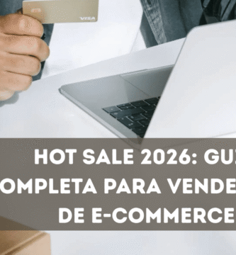 Persona comprando online con laptop y tarjeta de crédito rodeada de cajas de envío durante el Hot Sale en México