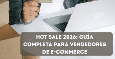 Persona comprando online con laptop y tarjeta de crédito rodeada de cajas de envío durante el Hot Sale en México