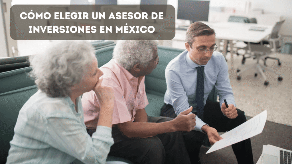 Asesor financiero profesional revisando documentos con pareja de clientes en oficina en México