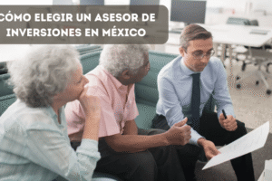 Asesor financiero profesional revisando documentos con pareja de clientes en oficina en México