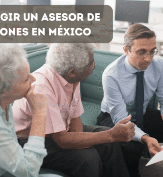 Asesor financiero profesional revisando documentos con pareja de clientes en oficina en México