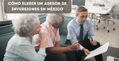 Asesor financiero profesional revisando documentos con pareja de clientes en oficina en México