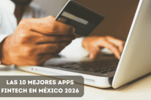 Persona usando una app fintech en su celular para revisar sus finanzas personales en México 2026