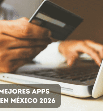 Persona usando una app fintech en su celular para revisar sus finanzas personales en México 2026
