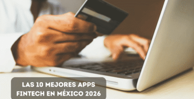 Persona usando una app fintech en su celular para revisar sus finanzas personales en México 2026