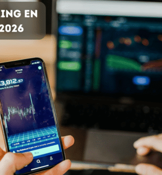 Persona usando smartphone y laptop al mismo tiempo para gestionar sus finanzas digitales en México