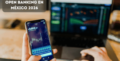 Persona usando smartphone y laptop al mismo tiempo para gestionar sus finanzas digitales en México