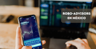 Pantalla con gráficas financieras y curvas de rendimiento que ilustran la gestión automatizada de portafolios por robo-advisors en México