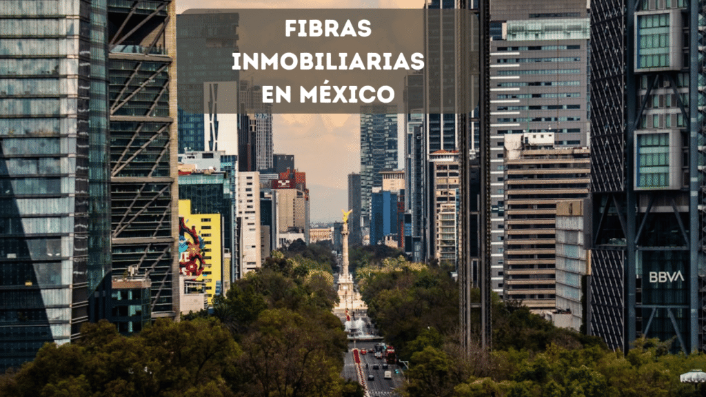 Skyline de rascacielos corporativos al atardecer que representa la inversión en bienes raíces mediante Fibras en México