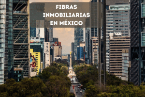 Skyline de rascacielos corporativos al atardecer que representa la inversión en bienes raíces mediante Fibras en México